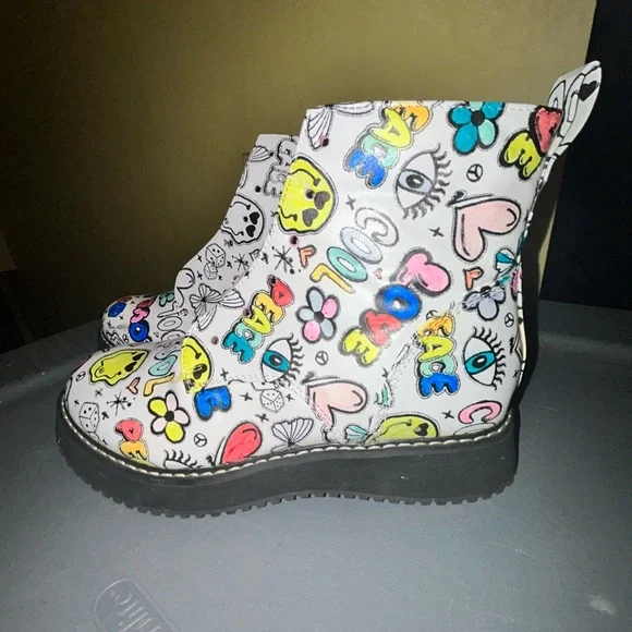 SALE Madden Girl Kids Graphic Print Boots - White and Black - Picture 2 of 7